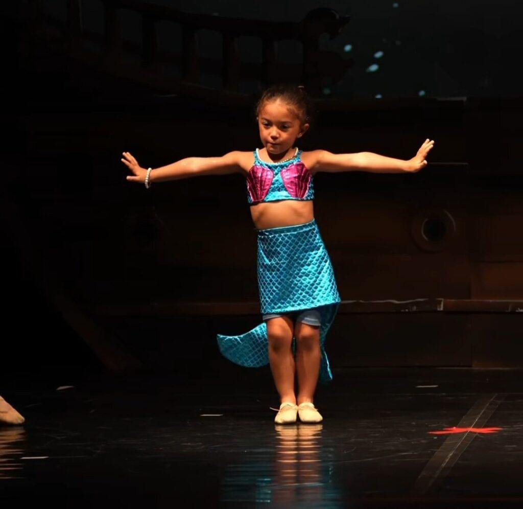 gingado-dos-pais!-filha-de-leo-santana-e-lore-improta-encanta-em-apresentacao-de-danca