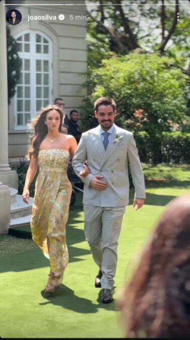 De cadeira de rodas, Faustão conduz a filha Lara Silva ao altar em casamento