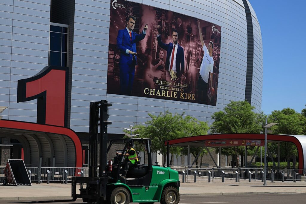 eua:-homem-armado-e-preso-ao-tentar-entrar-no-funeral-de-charlie-kirk