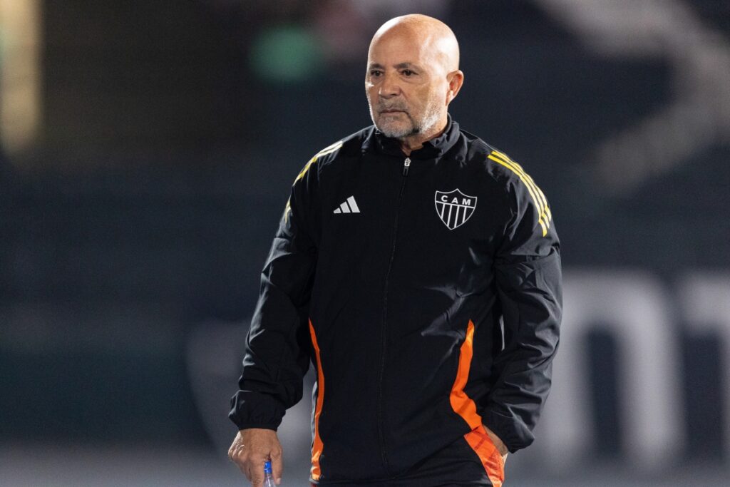 “tem-que-melhorar-muito”,-sampaoli-fala-sobre-temporada-do-galo