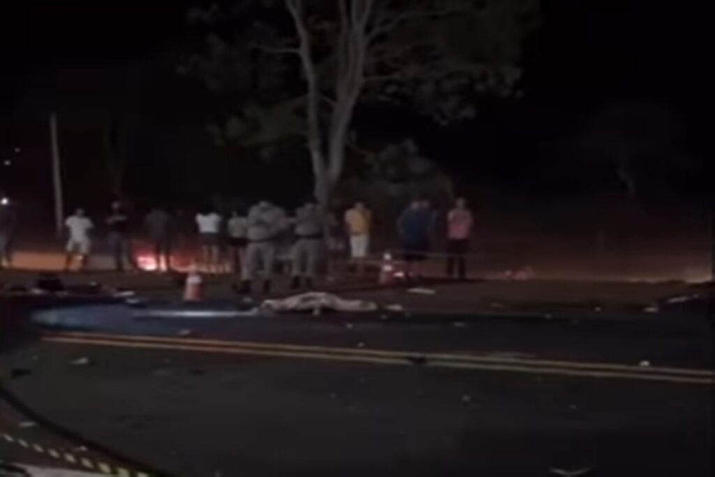 colisao-entre-caminhao,-carros-e-moto-deixa-sete-mortos-na-br-153