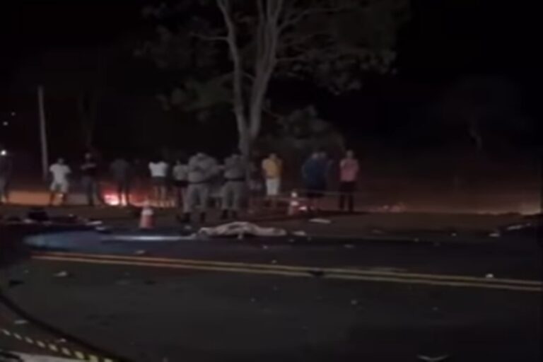 colisao-entre-caminhao,-carros-e-moto-deixa-sete-mortos-na-br-153