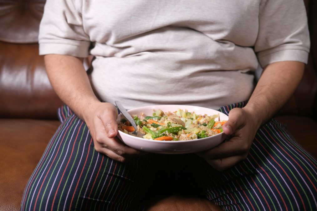 Estudo aponta que há mais jovens com obesidade do que desnutridos; especialistas explicam