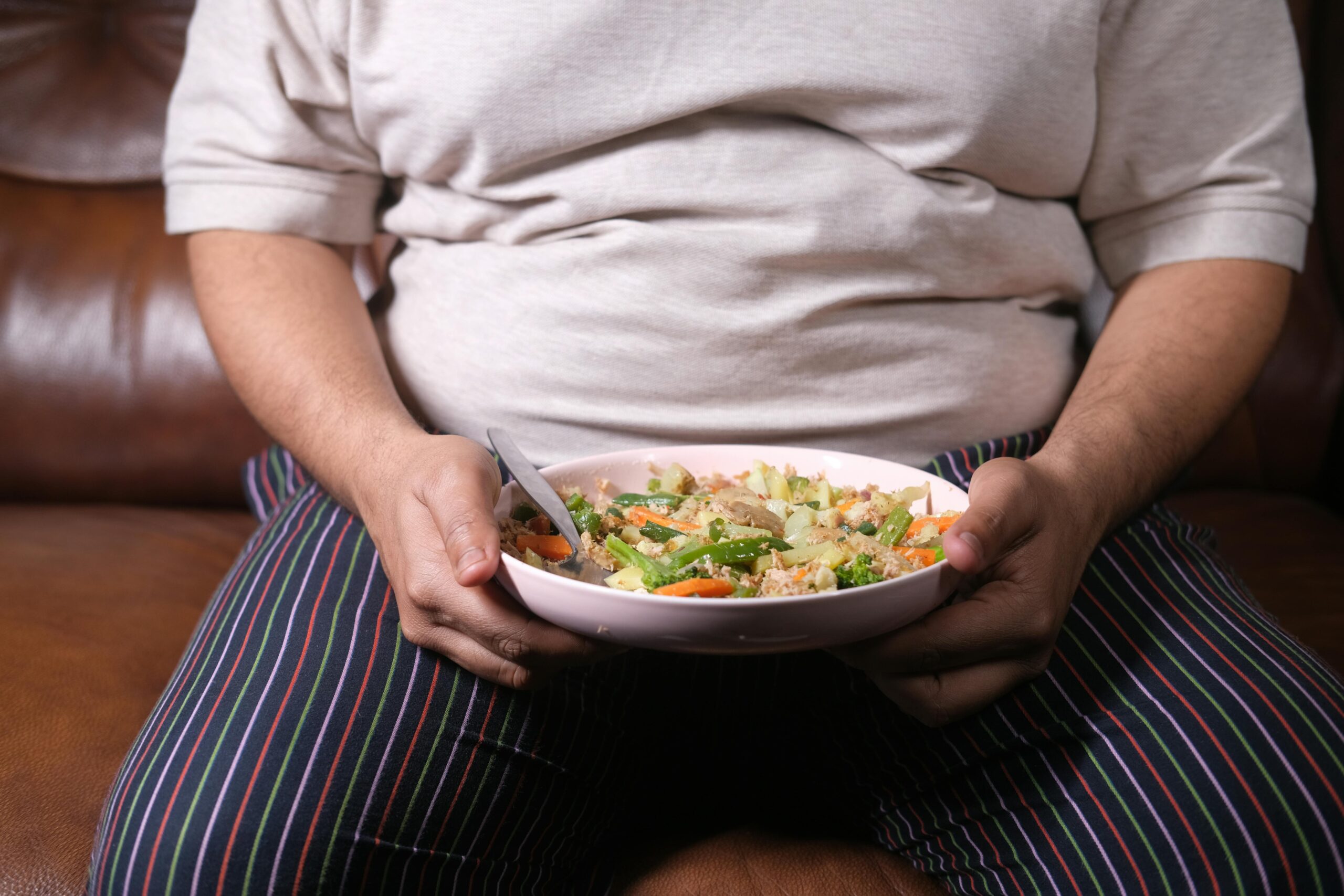Estudo aponta que há mais jovens com obesidade do que desnutridos; especialistas explicam
