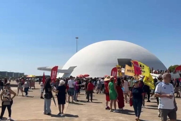 museu-da-republica-vira-palco-de-protesto-contra-a-pec-da-blindagem