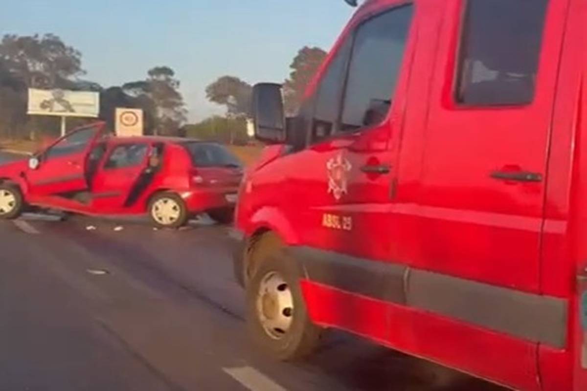 Mulher fica presa em ferragens após colisão entre carro e ônibus no DF