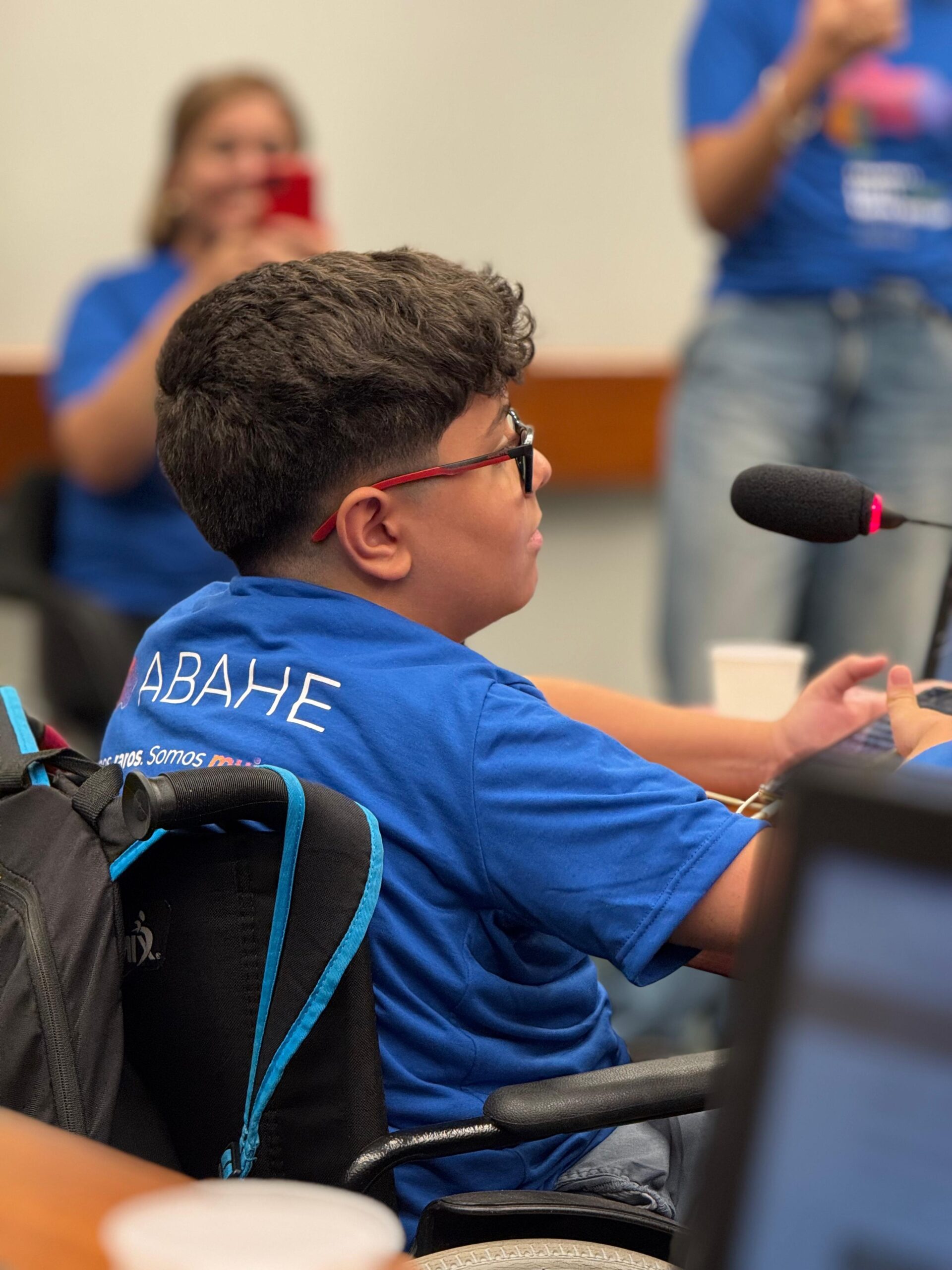 Mãe relata luta do filho com ataxia de Friedreich e alerta para falta de tratamento no Brasil