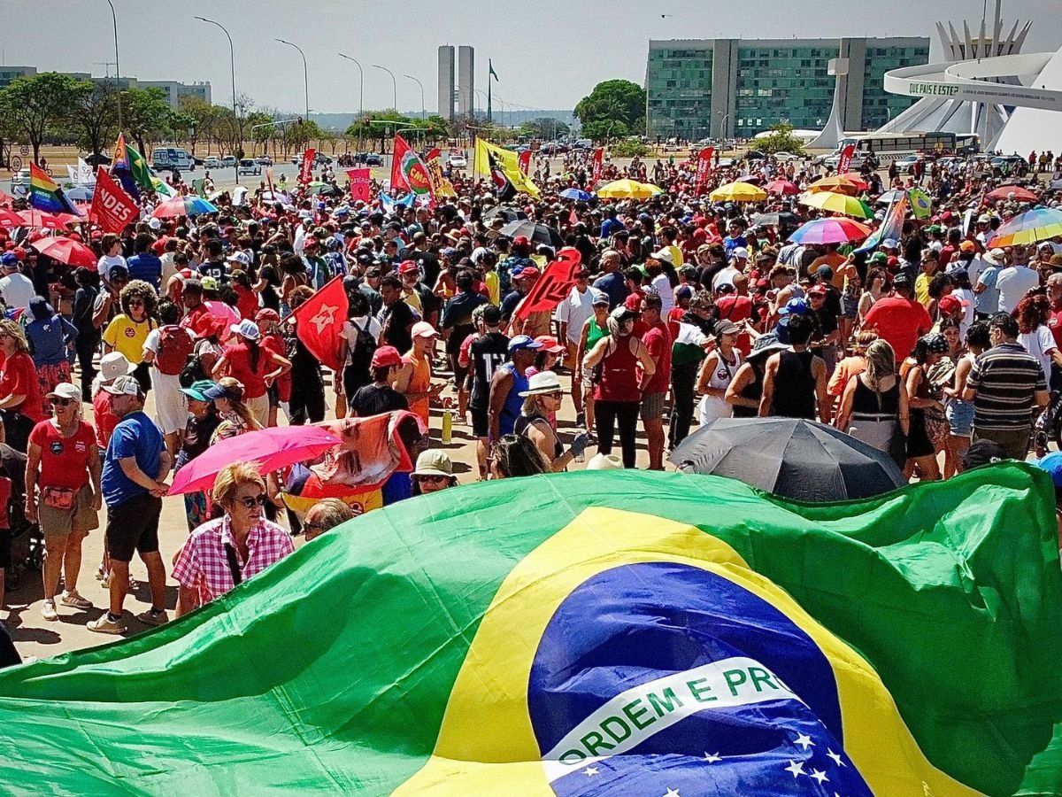 Protestos tomam ruas de várias cidades contra PEC da Blindagem e anistia