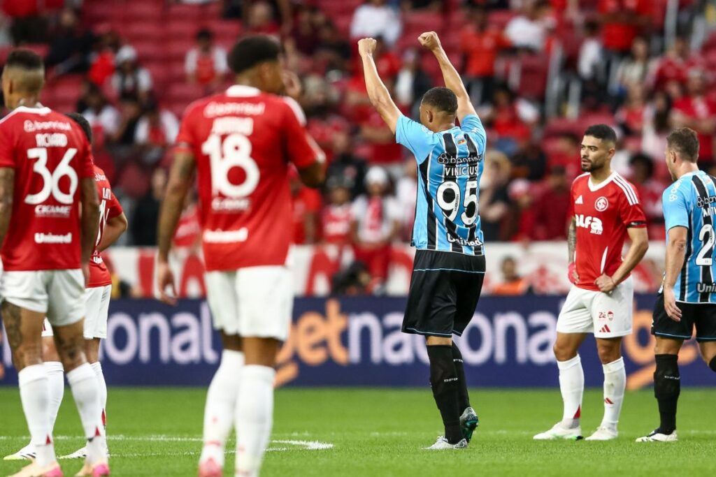 gre-nal:-gremio-vence-de-virada-por-3-x-2-e-quebra-tabu-contra-o-rival