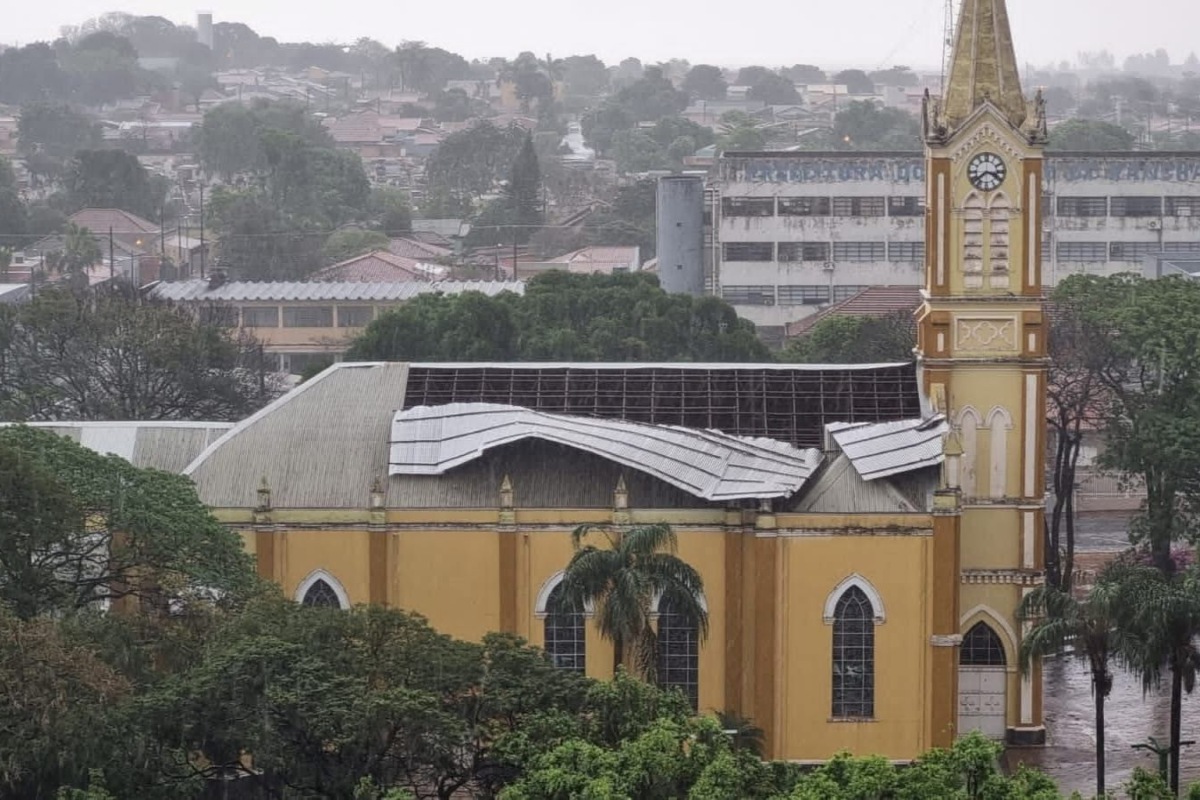 Frente fria causa tempestades e vento arranca telhado de igreja em SP