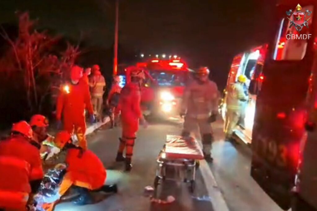 df:-mulher-morre-e-2-criancas-ficam-feridas-apos-carro-bater-em-poste