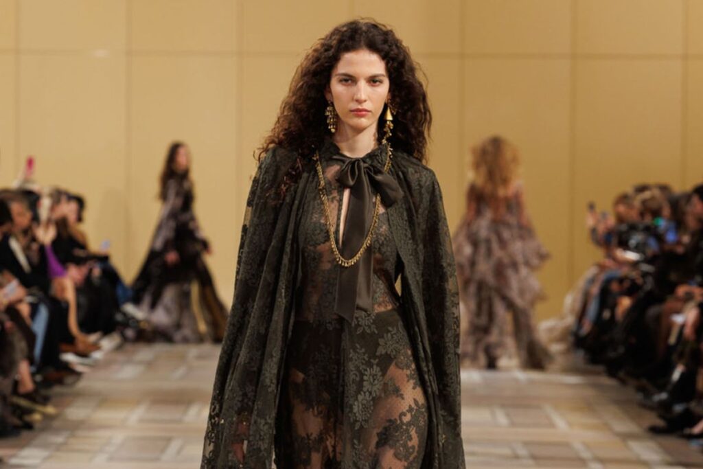 estetica-“gotica-suave”-retorna-a-moda-com-toque-boho;-entenda