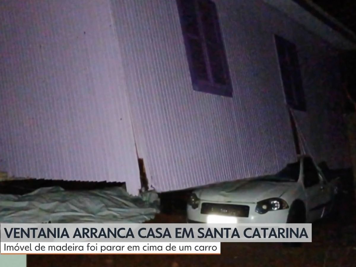Casa “voa” e para em cima de carro após tornado em Santa Catarina