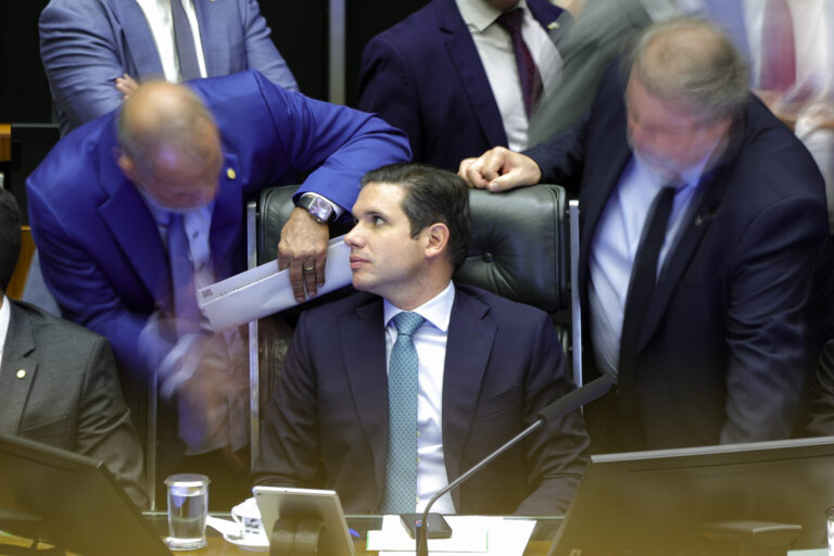 apos-reacao-popular,-centrao-ve-freio-na-anistia-e-motta-na-berlinda