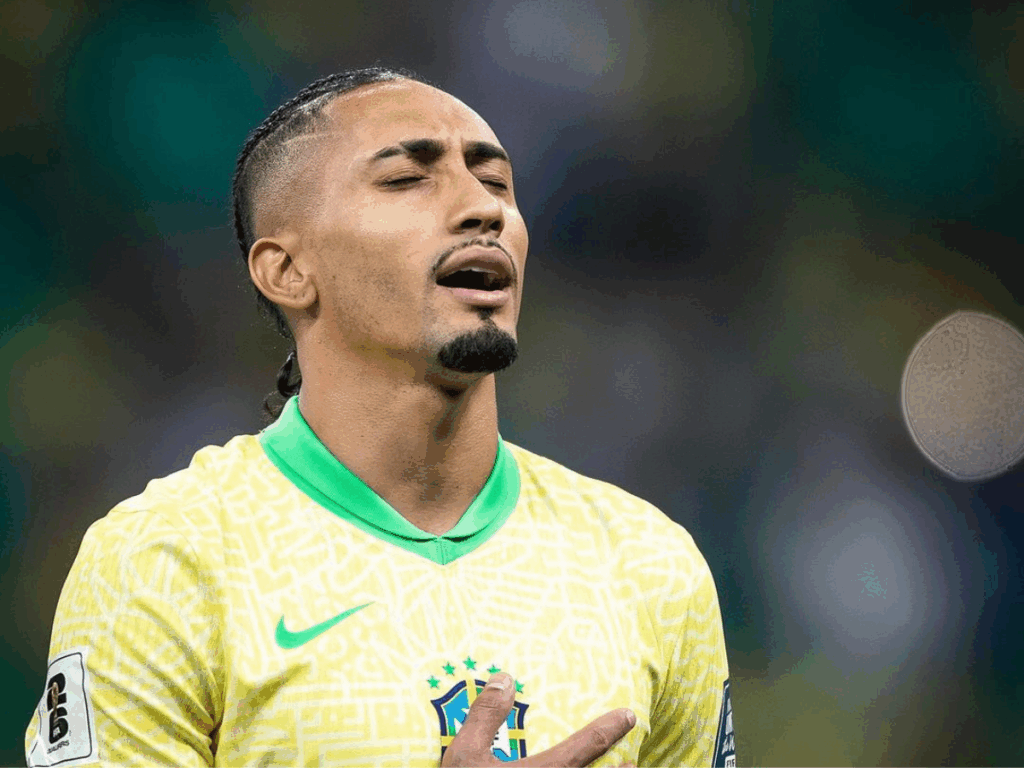 mais-uma-vez,-bola-de-ouro-deixa-brasileiros-de-lado-e-coloca-raphinha-em-5o-lugar