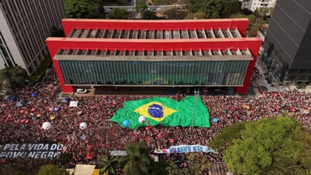 o-poder-da-rua:-o-que-as-manifestacoes-revelam