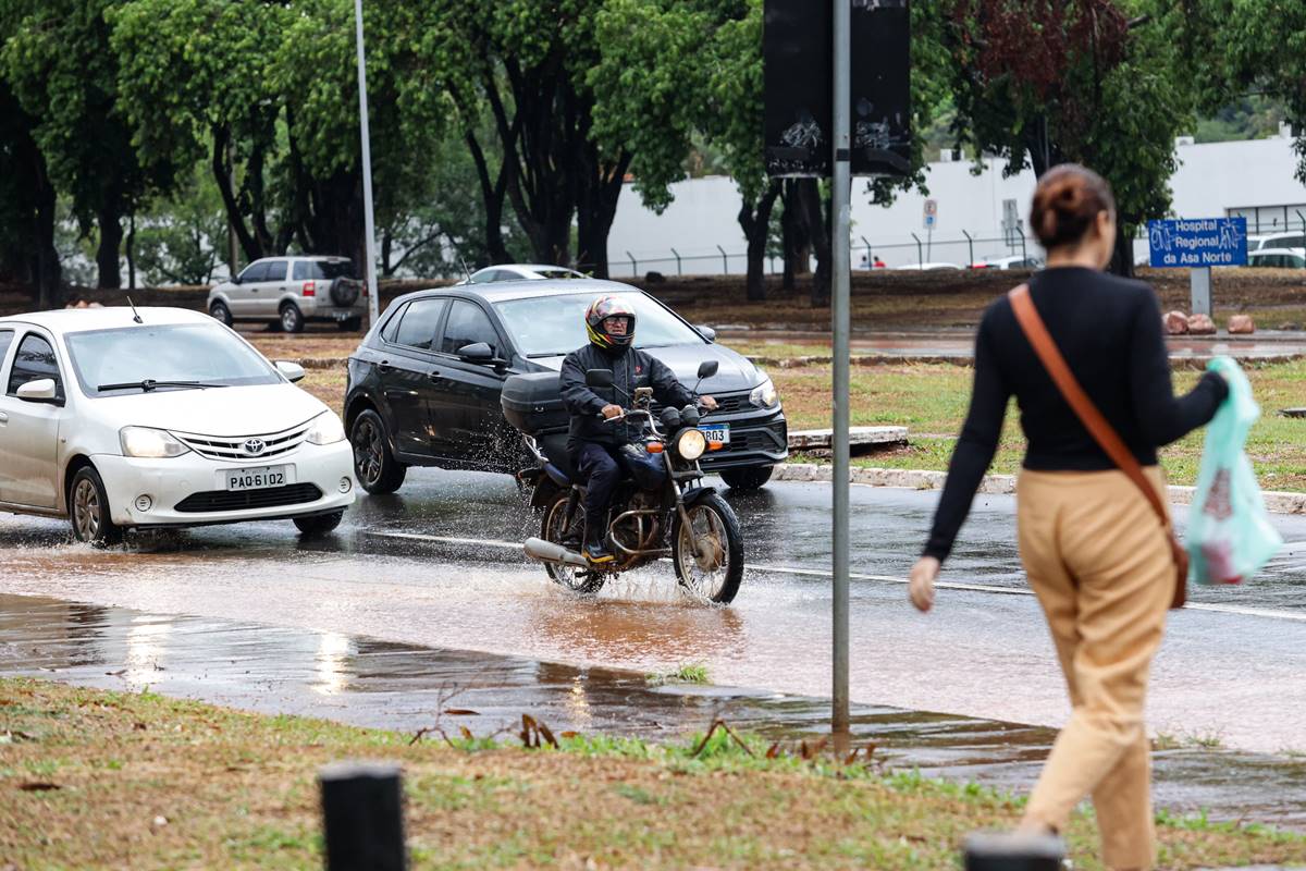 Vem mais chuva por aí! DF tem aviso de tempestade com risco de granizo