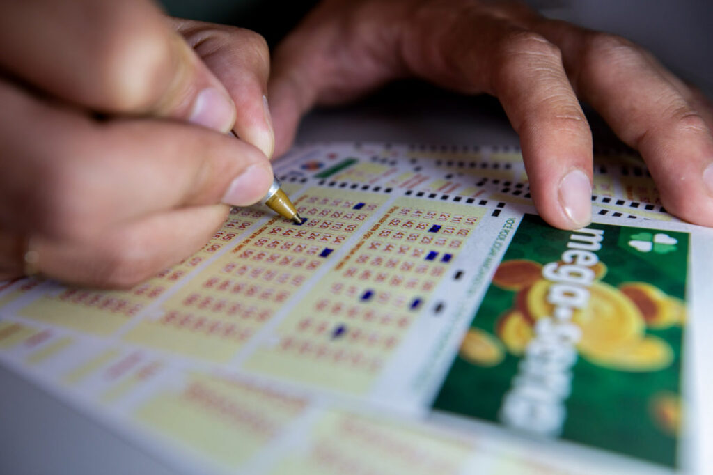 loterias:-mega-sena-sorteia-r$-45-milhoes-nesta-terca.-confira-dezenas