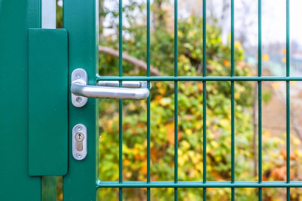 mulher-sai-para-o-trabalho-e-percebe-erro-“grave”-ao-chegar-no-portao