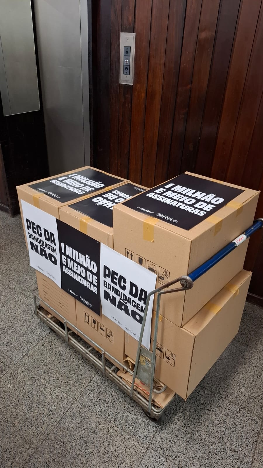 Com 1,5 milhão de assinaturas, PSOL entrega abaixo-assinado contra PEC da Blindagem