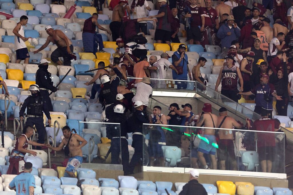 sul-americana:-torcida-do-lanus-entra-em-confronto-com-pm-no-maracana
