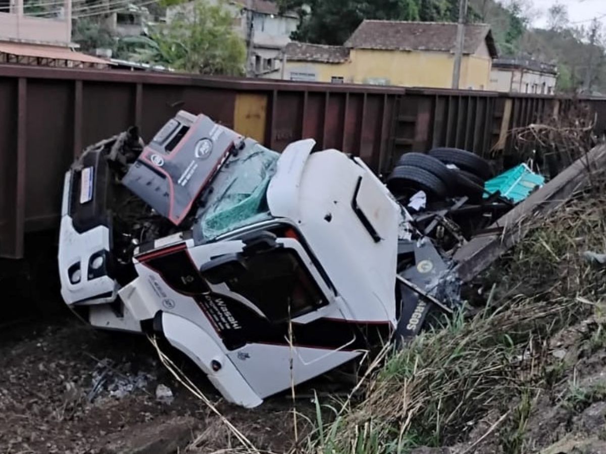 Caminhão é atingido por trem ao cruzar linha férrea em Vassouras, interior do Rio