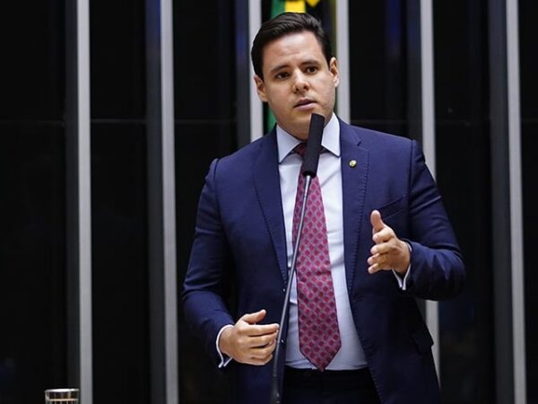 apos-visita-a-bolsonaro,-rodrigo-valadares-diz-ter-saido-com-“sentimento-de-esperanca”