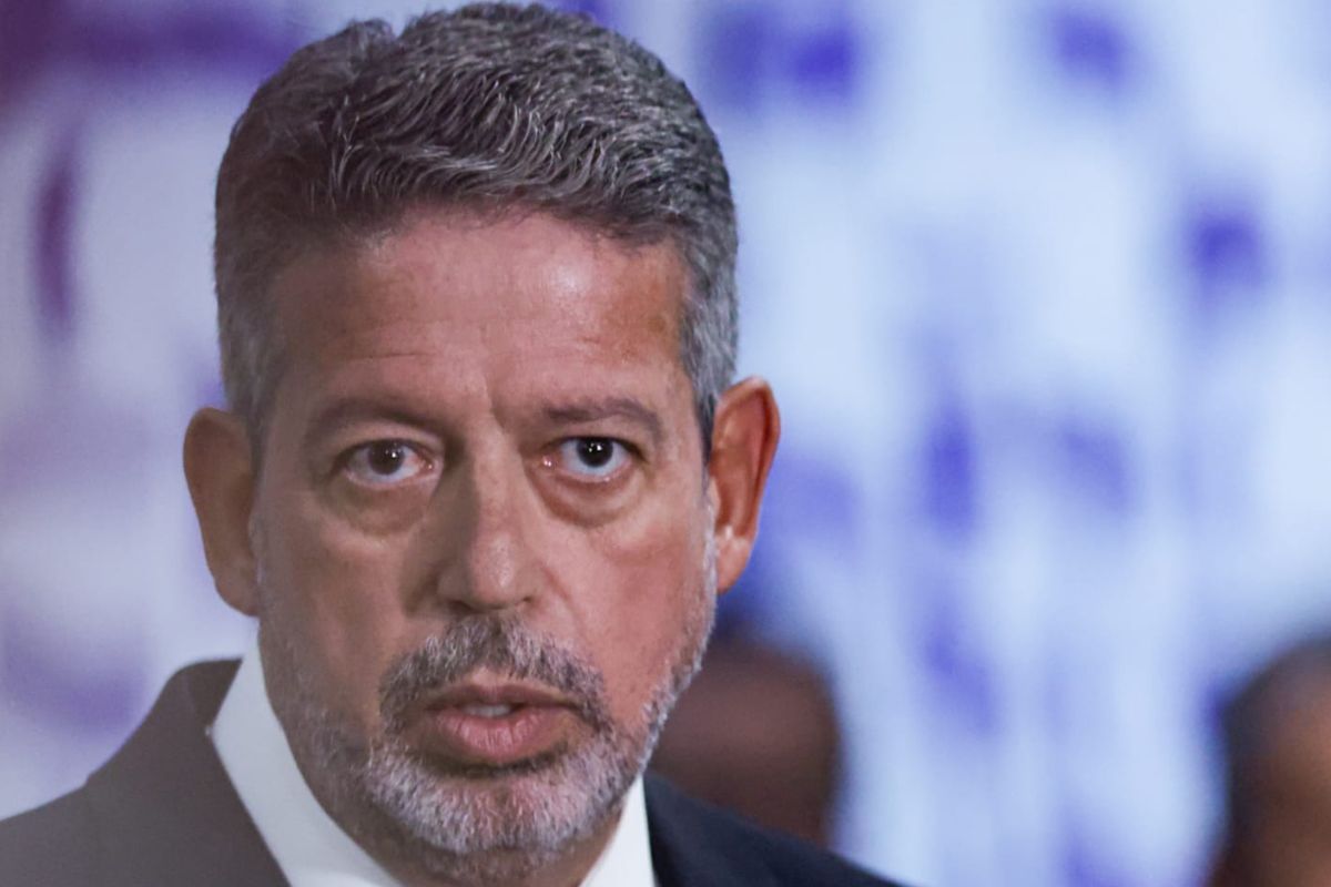 Lira atribui texto da isenção do IR ao diálogo e critica “politicagem”
