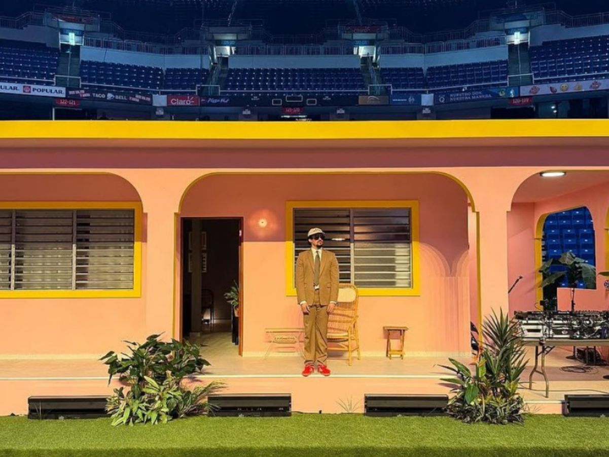 Bad Bunny é processado em R$ 5 milhões por “copiar” casa para cenário de seus shows