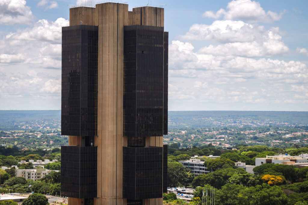 bc-reduz-projecao-do-pib-para-2%-devido-a-efeitos-incertos-do-tarifaco