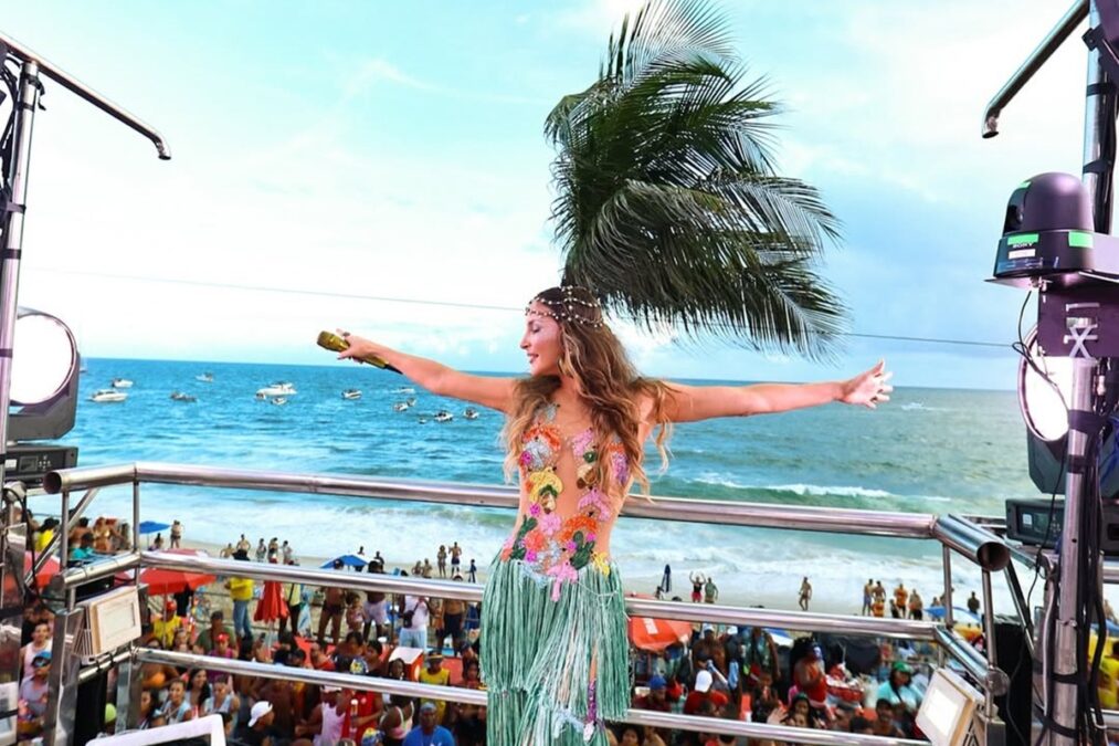 Claudia Leitte rebate críticas por ser evangélica e cantar no Carnaval