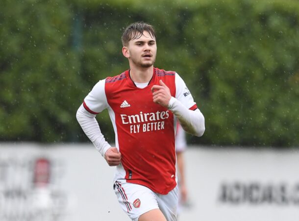 morre-ex-jogador-do-arsenal-aos-21-anos-apos-lesao-cerebral-em-jogo-da-7a-divisao-inglesa