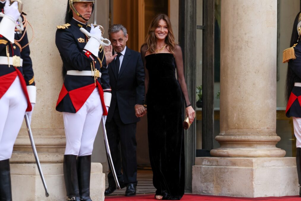 Após condenação de marido, Carla Bruni faz gesto polêmico