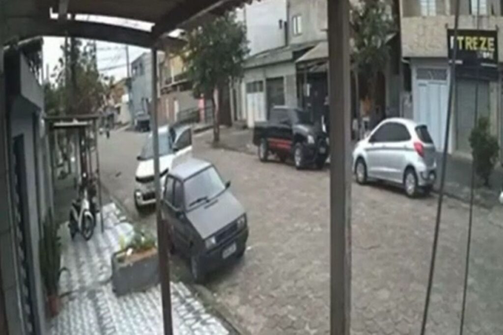 video:-vitima-de-assalto-briga-com-bandido-em-carro-e-causa-acidente