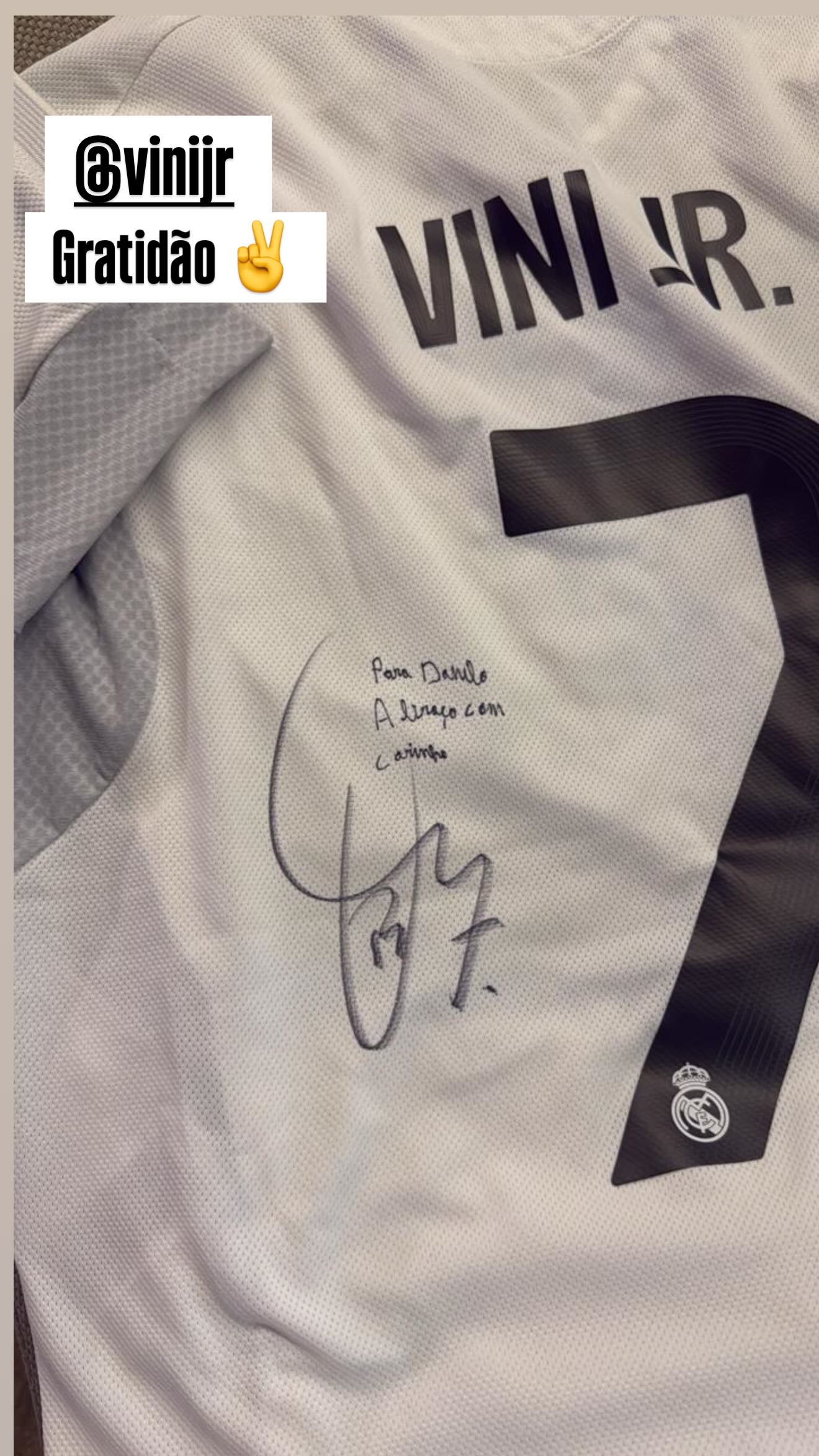 Namorado da mãe de Virginia ganha camisa do Real Madrid autografada por Vini Jr.