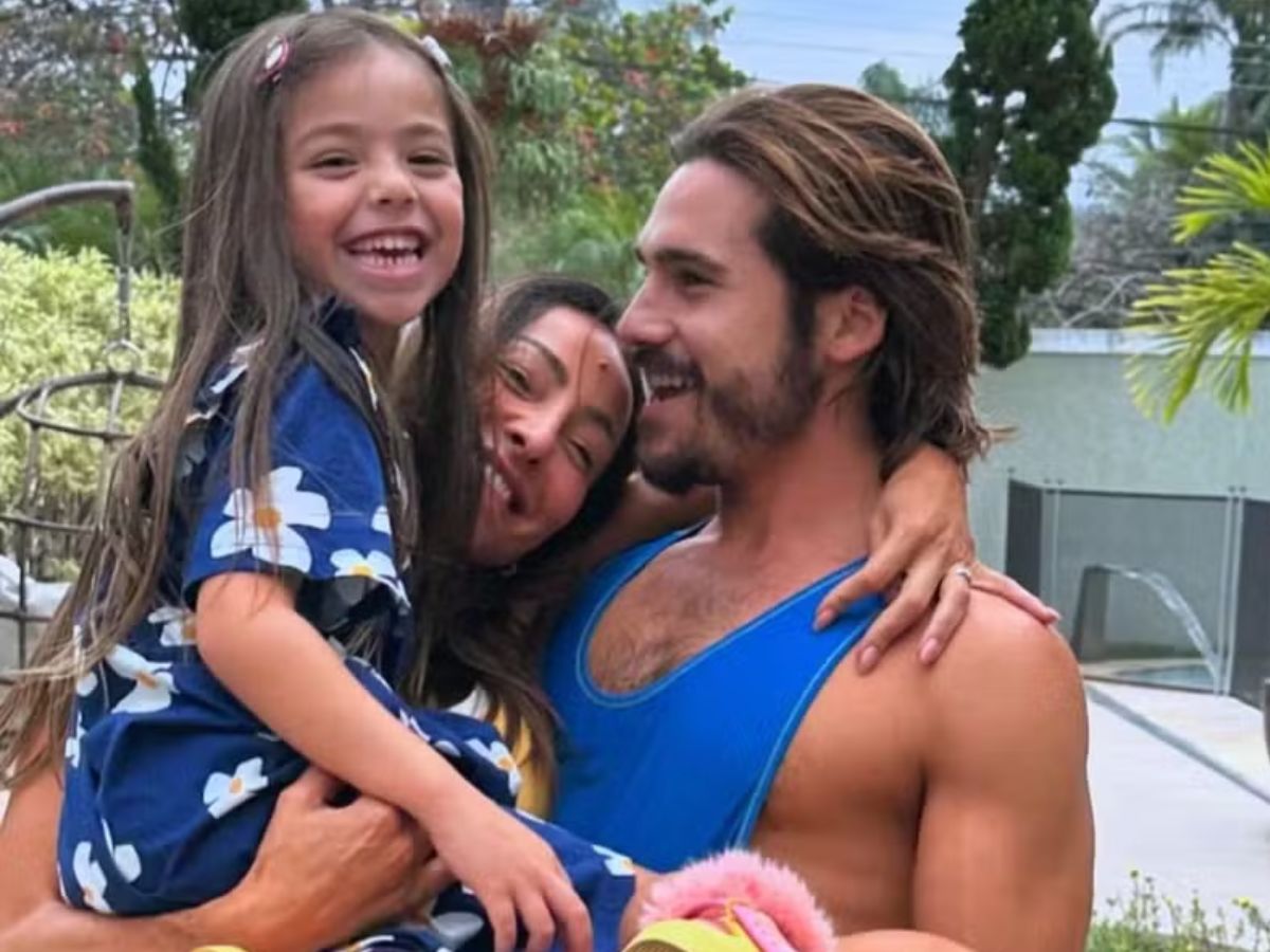 Filha de Sabrina Sato surpreende ao falar inglês fluente em conversa com Nicolas Prattes
