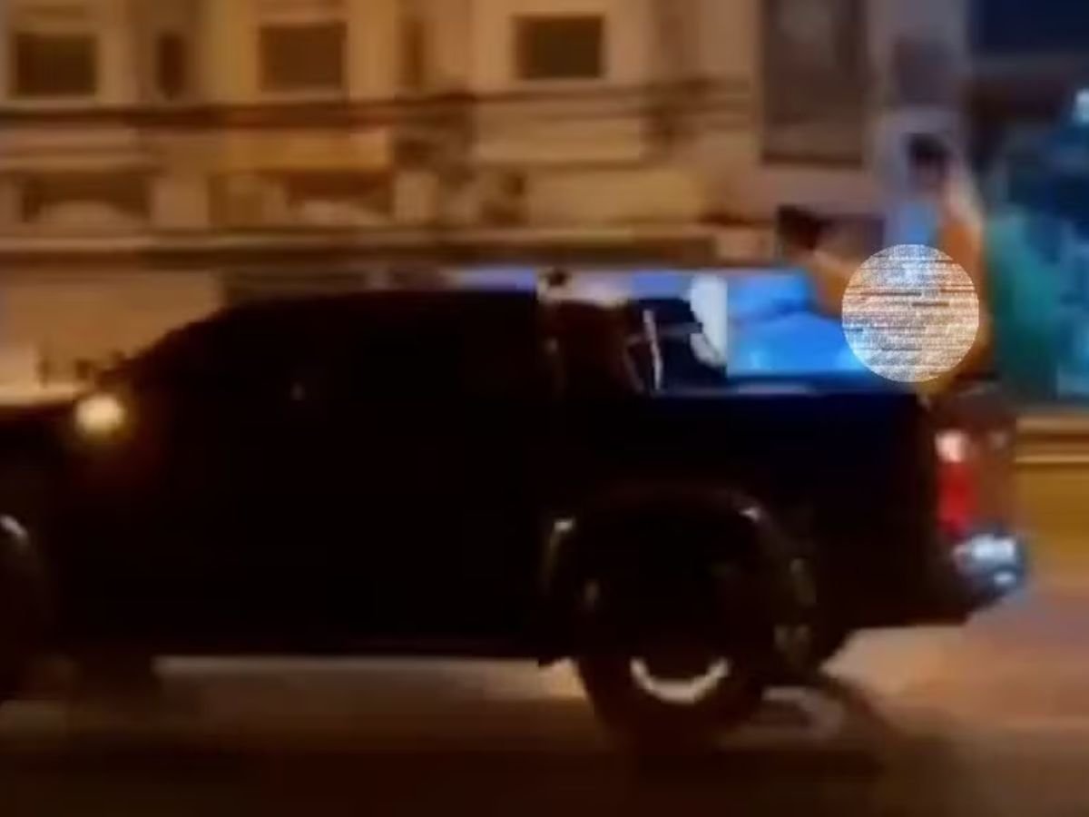 Influenciador é preso após manter relação íntima na caçamba de caminhonete em movimento