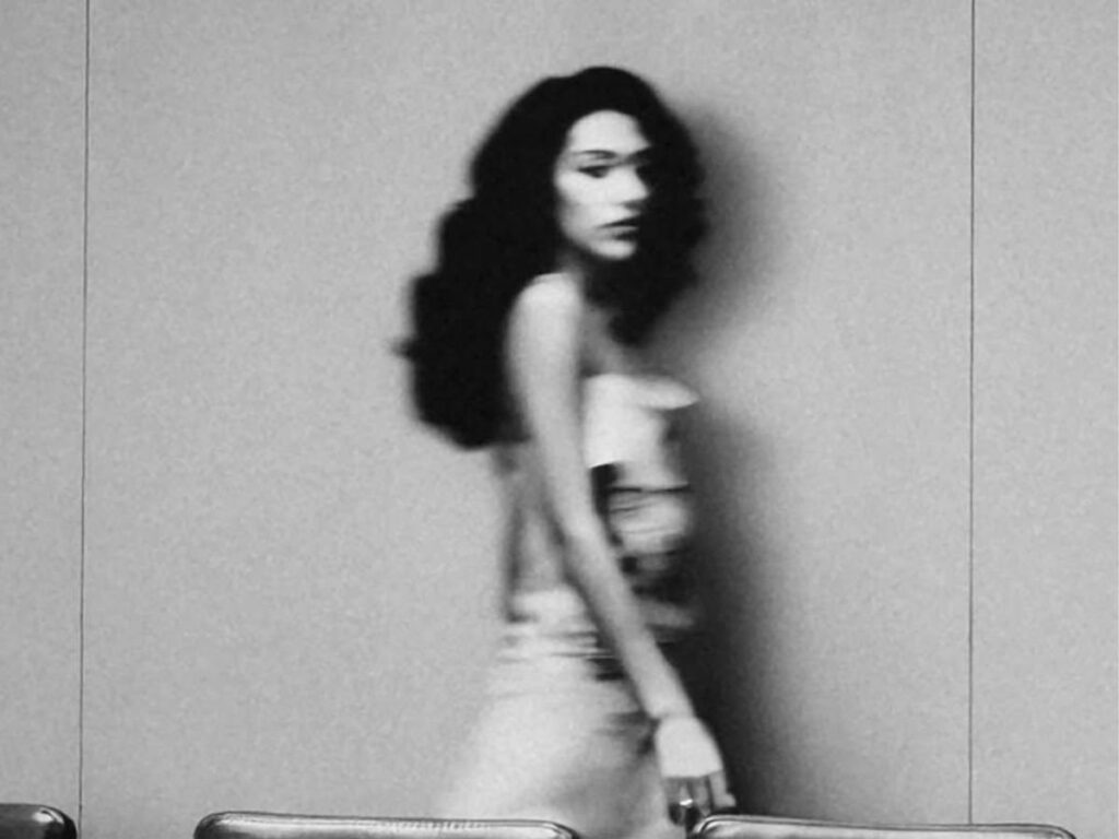 saiba-quem-e-olivia-dean,-sensacao-do-pop-britanico-e-dona-do-hit-“man-i-need”