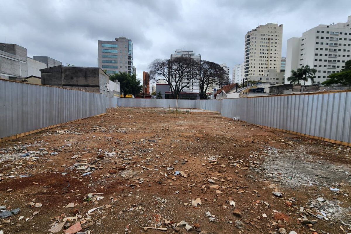 Obra de empreendimento de alto padrão “engole” viela de Moema