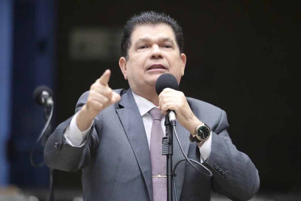 deputado-mauro-benevides-filho-sofre-avc-e-e-internado