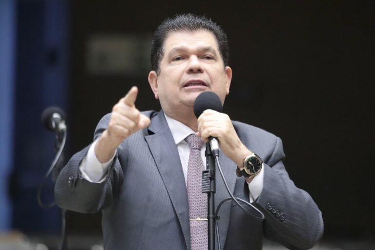 deputado-mauro-benevides-filho-sofre-avc-e-e-internado