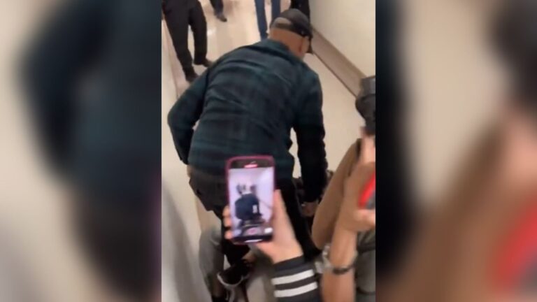 video:-agente-de-imigracao-dos-eua-derruba-mulher-na-frente-dos-filhos