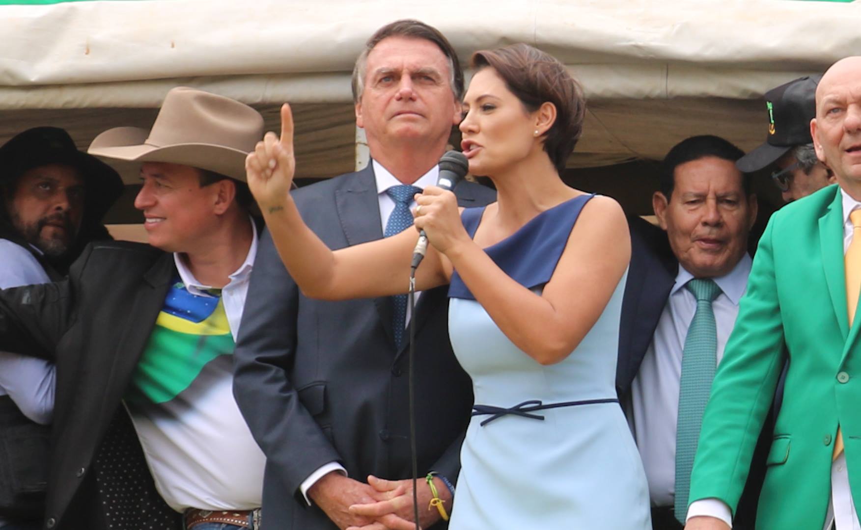 Michelle admite deslizes em falas de Bolsonaro: “Mas não rouba”