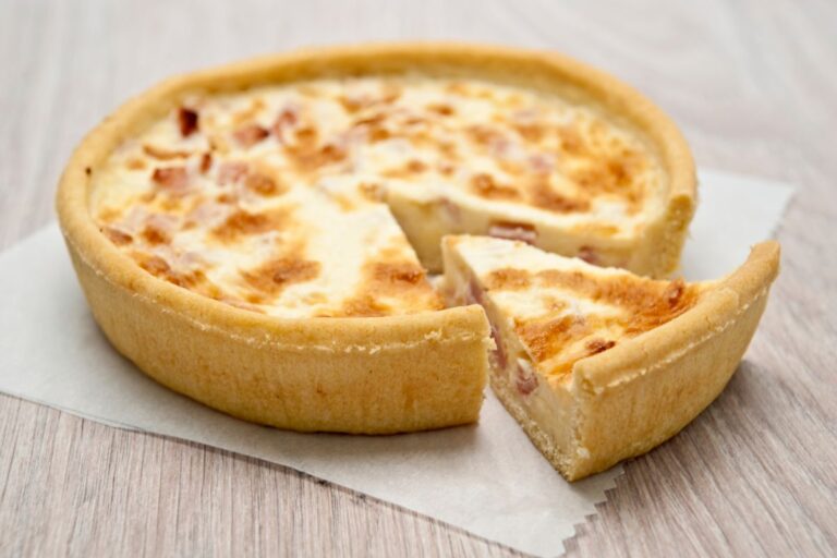 surpreenda-a-familia-com-esta-torta-cremosa-de-queijo-e-cebola