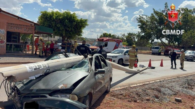 poste-cai-em-carro-apos-ser-atingido-por-veiculo-e-deixa-um-ferido