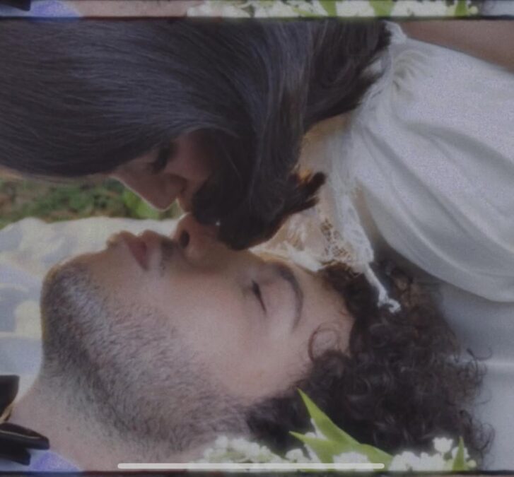 Enfim, casados! Selena Gomez divulga fotos do casamento com Benny Blanco