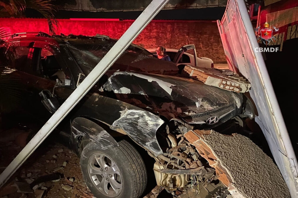 Carro perde o controle, derruba muro e invade casa no Guará
