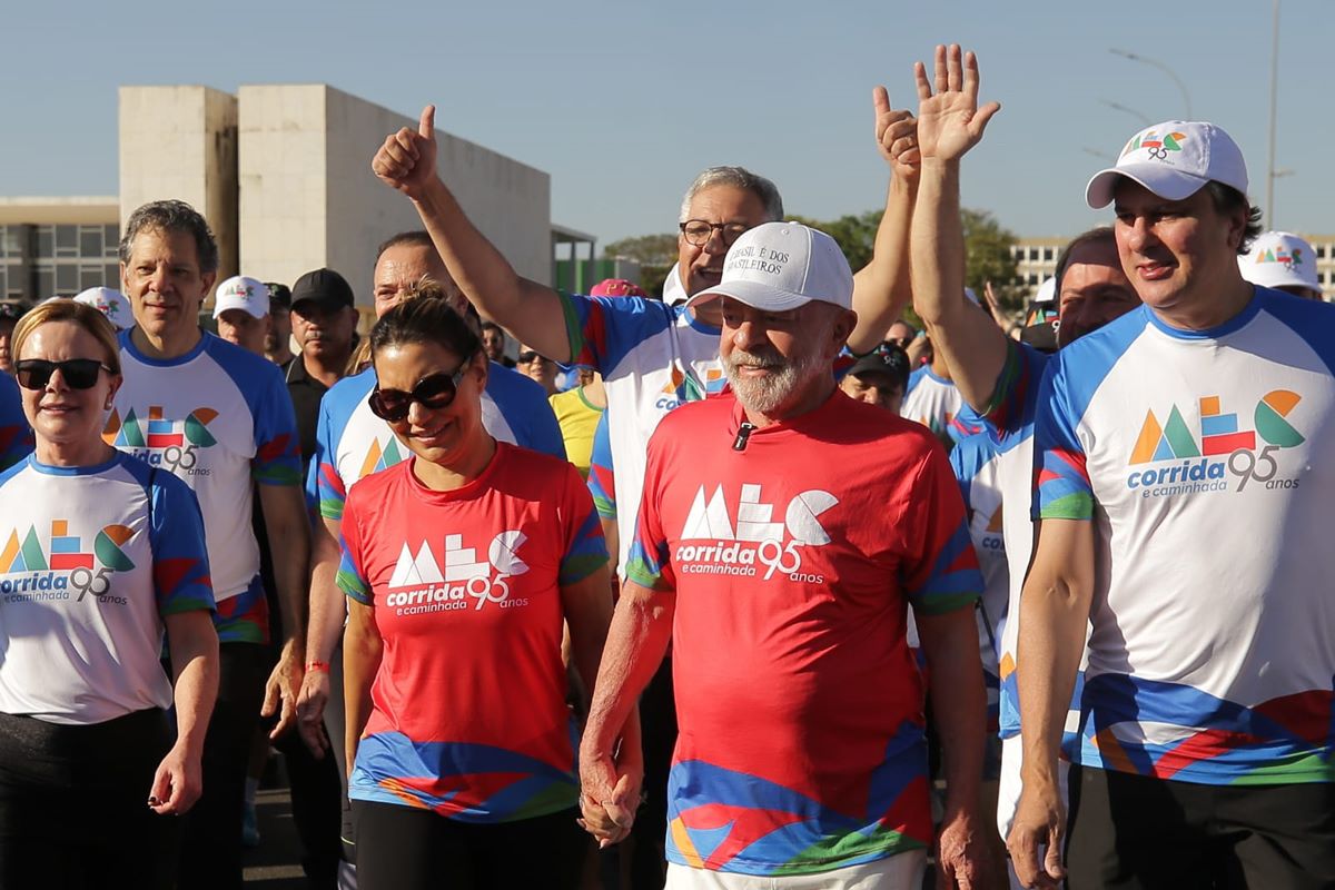 Lula participa de corrida em Brasília: “Não tem motociata”; vídeo