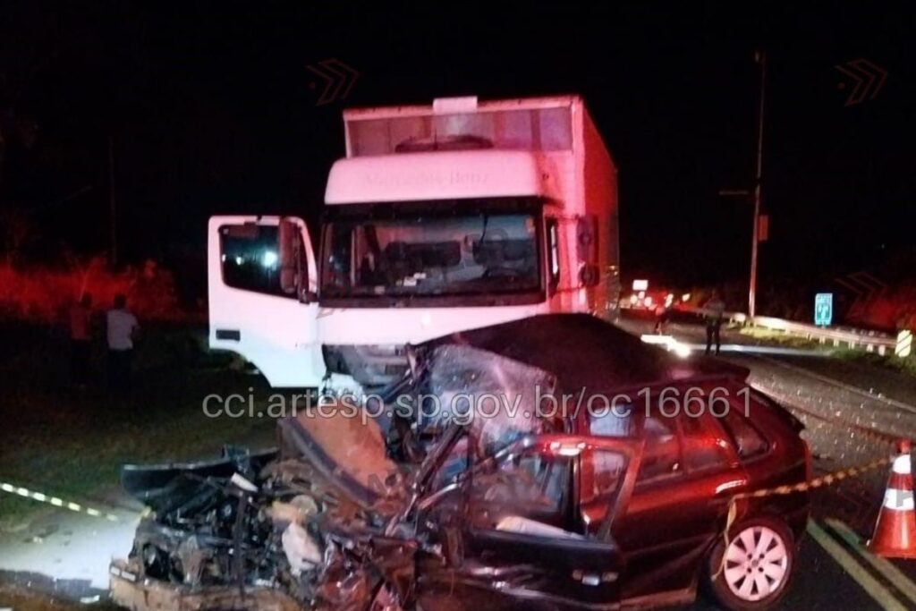 sp:-acidente-com-2-carros-e-caminhao-em-estrada-vicinal-deixa-3-mortos