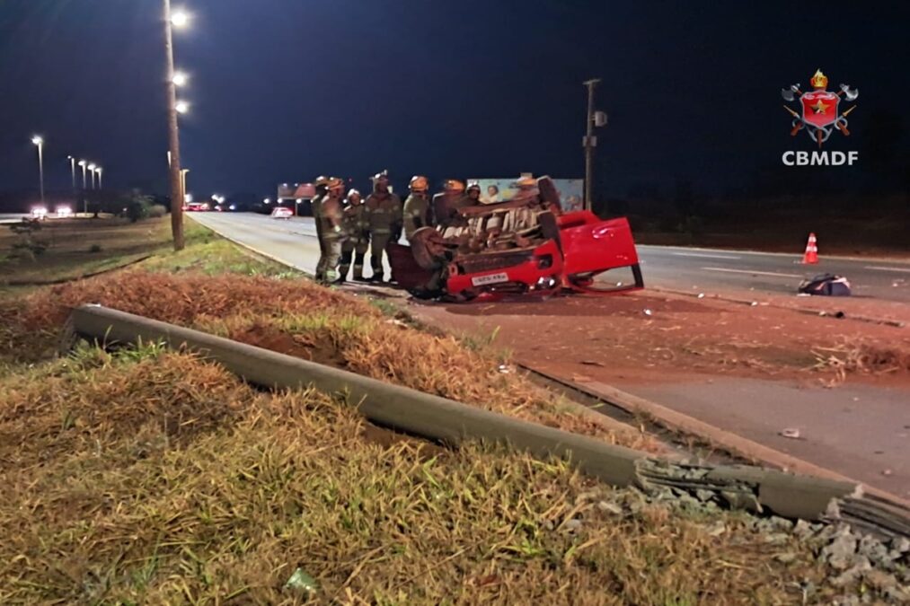 Em menos de 24h, dois carros batem em postes na Epia. Veja imagens